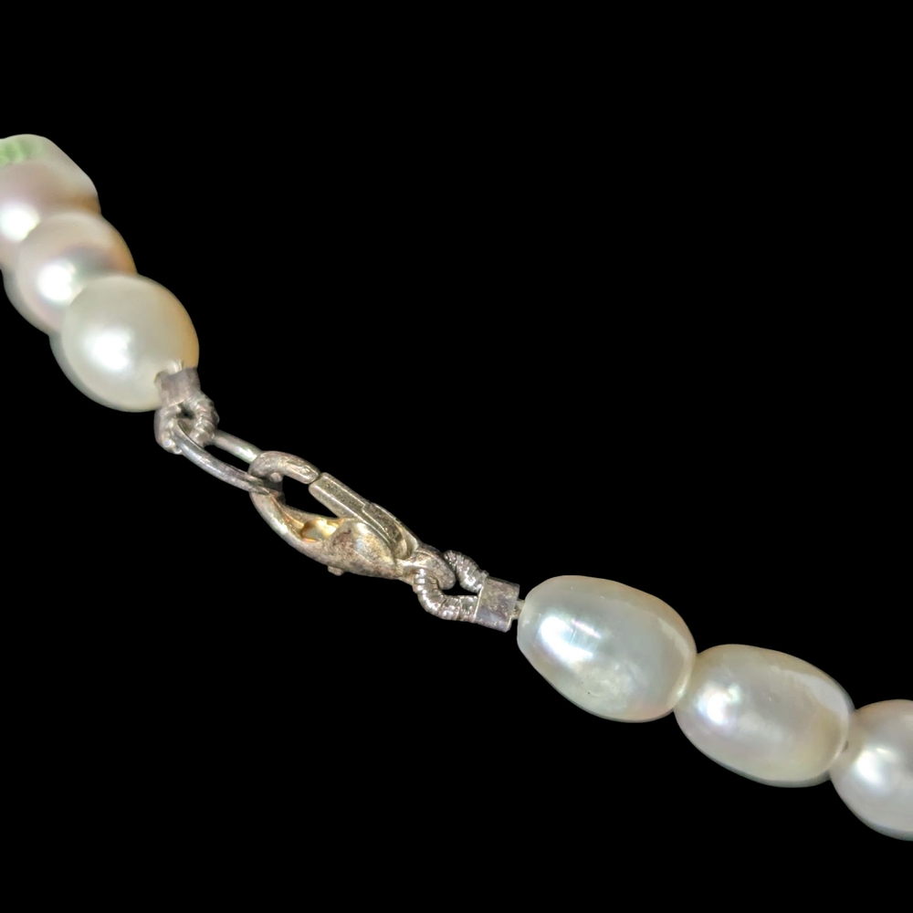 Elegant Pearl and Green Necklace - Picture 6 of 7